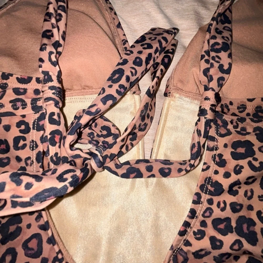 NWOT shade and shore neck plunge leopard women’s one piece swimsuit